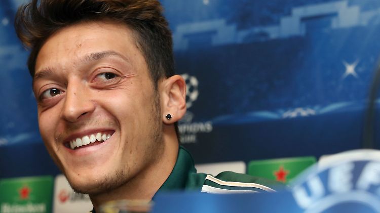Mesut Özil hat gut lachen: Wahrscheinlich verdient er bald zwei Millionen mehr.