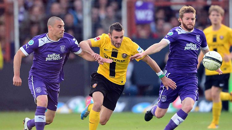 Der Osnabrücker Yannic Thiel (r.), Timo Staffeldt und Dynamos Idir Ouali (M.) im Dreikampf.