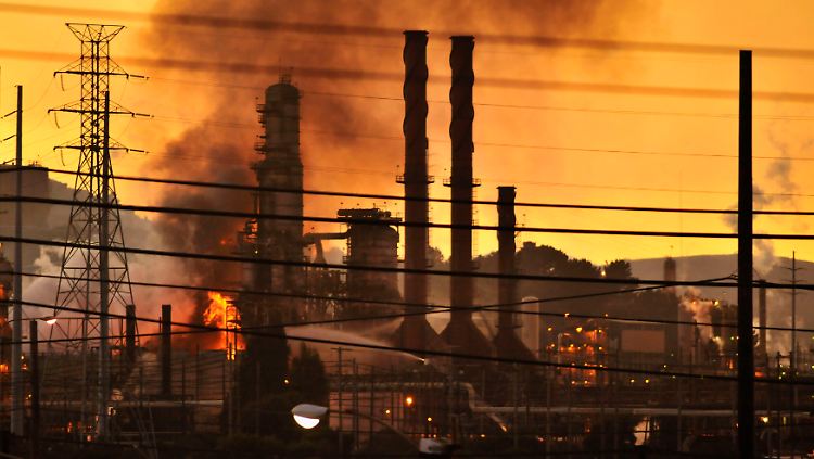 Ein technischer Defekt löste im August 2012 einen Brand in der Chevron-Raffinerie in Richmond aus. US-Behörden befürchten, dass auch Hacker derartige Pannen auslösen.
