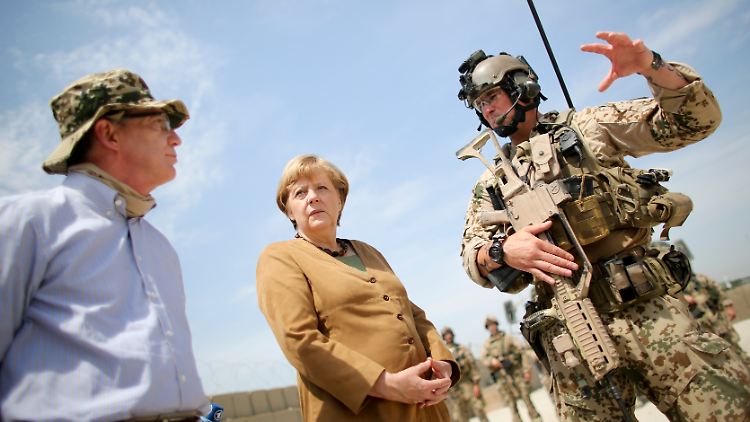 Merkel und de Maizière (l.) ergänzten sich bisher gut. Die Kanzlerin scheute Skandale und ihr Verteidigungsminister arbeitete fleißig im Stillen.