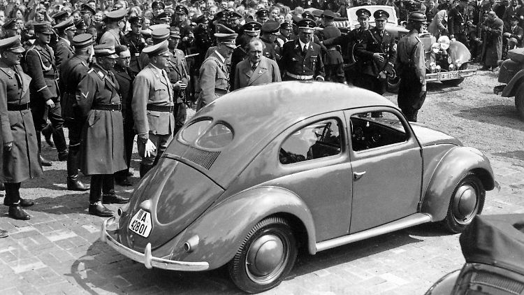 Nach der Grundsteinlegung besichtigt Adolf Hitler einen Volkswagen "Käfer".