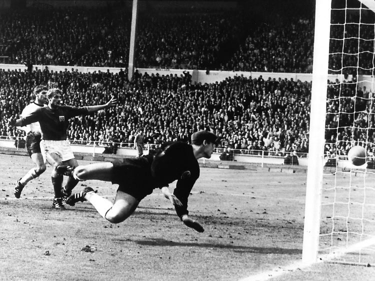 Der von Geoff Hurst geschossene Ball knallt von der Latte auf den Boden. Tor? Oder doch kein Tor?