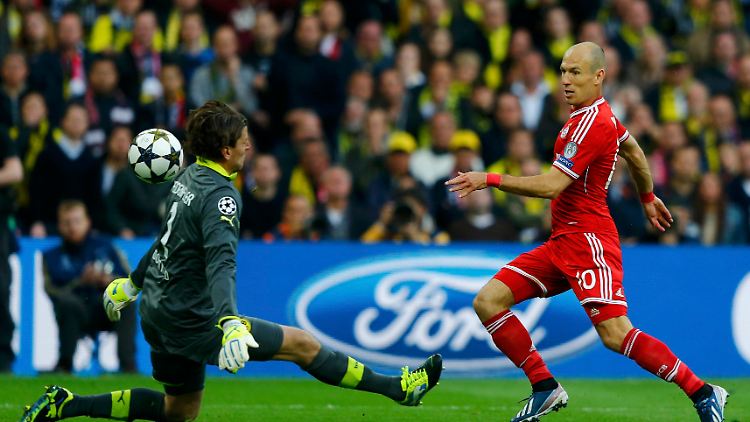 BVB-Keeper Roman Weidenfeller klärt gegen Arjen Robben.
