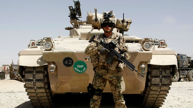 Materialfehler können hier lebensgefährlich sein: ein deutscher Isaf-Sodalt im Einsatz in Afghanistan.