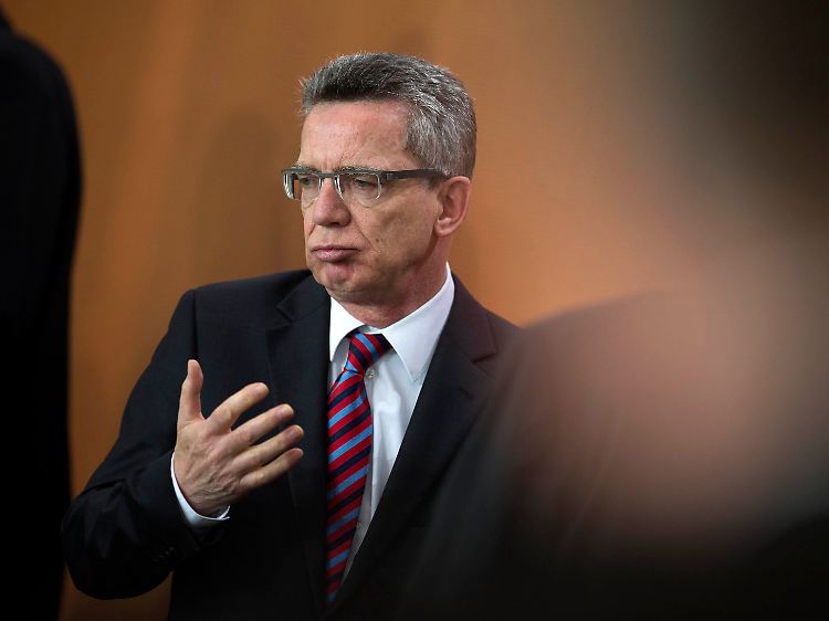 Verteidigungsminister de Maizière: "Ich leide unter dem Druck, den ich aushalten muss."