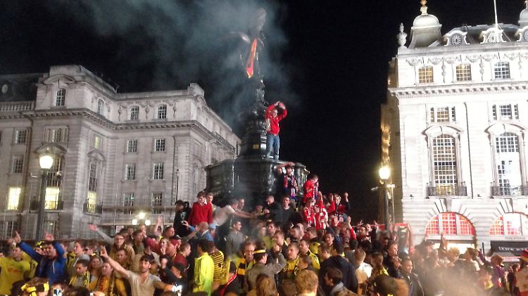 Nicht nur leidenschaftlich, sondern auch laut: Fußballfans am berühmten Piccadilly Circus in London.