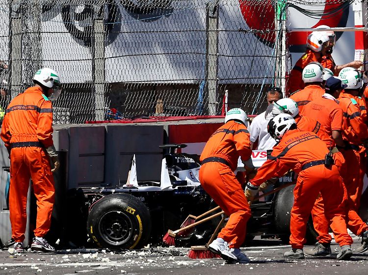 Pastor Maldonado fuhr in der 46. Runde in einer Kurve geradeaus. Das ging für seinen Williams nicht gut aus.
