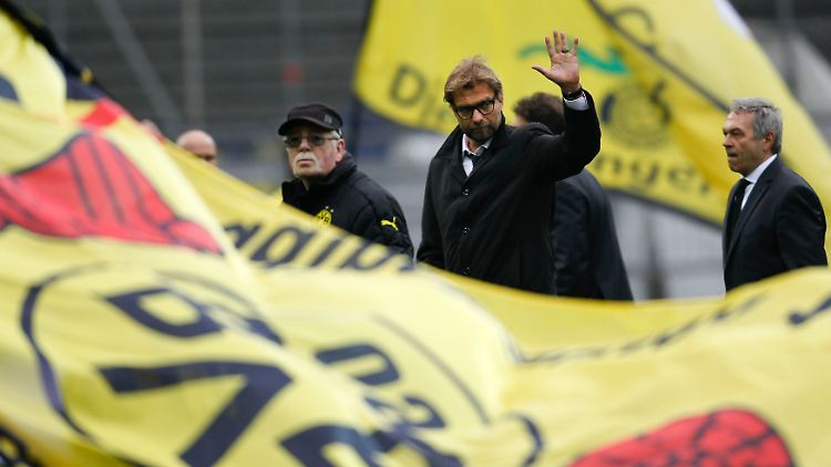 Bittersüße Miene: BVB-Coach Jürgen Klopp bei der Rückkehr nach Dortmund.