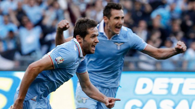Miroslav Klose feiert mit Senad Lulic das Siegtor für Lazio.