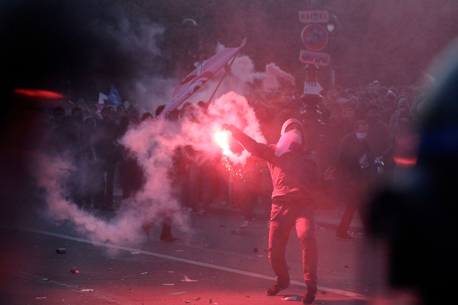 Am Ende des Sonntags regiert die Gewalt in Paris: 34 Polizisten, ein Demonstrant und ein Journalist erleiden Verletzungen.