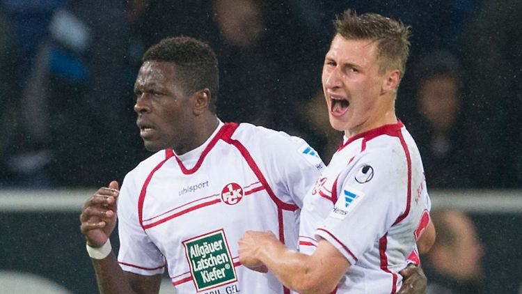 "Ich werde diesen Verein in die erste Liga schießen." Sagt Mohamadou Idrissou, hier nach seinem Tor im Hinspiel mit dem Kollegen Willi Orban.