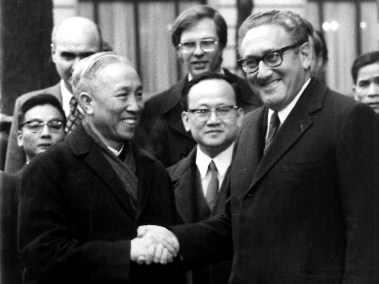 Henry Kissinger und der vietnamesische Delegationsleiter Le Duc Tho nach den Friedensverhandlungen in Paris im Jahr 1973.