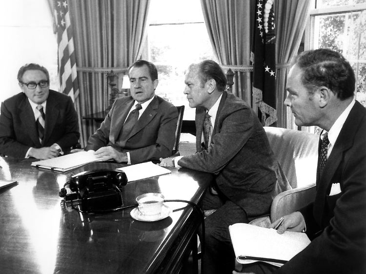 Henry Kissinger (l.) wird Außenminister unter Präsident Richard Nixon.