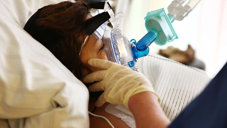 Patientin auf der Intensivstation in der Universitätsklinik Köln. Auf der kardiologischen Station in dem Krankenhaus werden überwiegend Patienten mit Herzproblemen und nach Herzinfarkten behandelt.