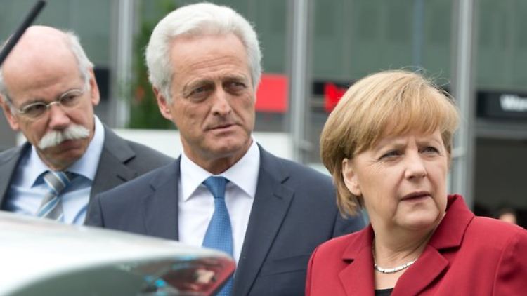 Daimler-Chef Zetsche, Verkehrsminister Ramsauer und Kanzlerin Merkel (v.l.n.r) beim E-Gipfel