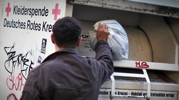 Auch beim Roten Kreuz werden die meisten Kleider weiterverkauft. Der Erlös finanziert die gemeinnützige Arbeit.