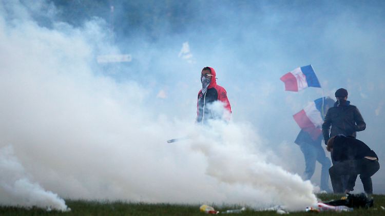 Gegner der gleichgeschlechtlichen Ehe stehen im Tränengas - Bilder die man aus Deutschland nur in anderen Zusammenhängen kennt.