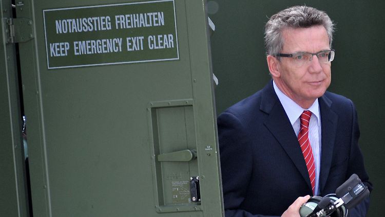 Fast täglich werden neue Vorwürfe und Spekulationen im Zusammenhang mit der "Euro-Hawk"-Pleite laut. Minister de Maizière ist erst einmal abgetaucht.