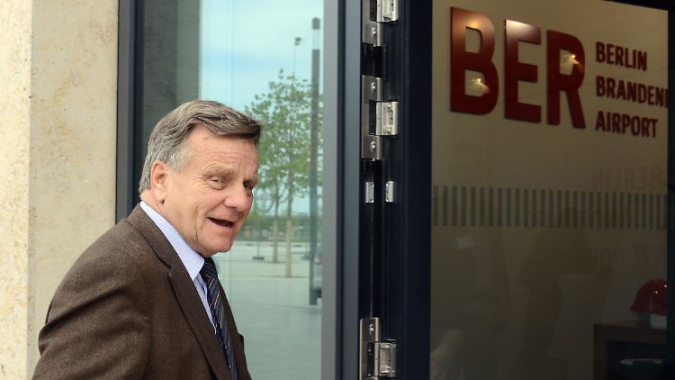 Versucht Hartmut Mehdorn einen Coup zu laden? Hier der Flughafenchef am Besucherzentrum des neuen Flughafens Berlin Brandenburg Airport Willy Brandt (BER) in Berlin-Schönefeld.