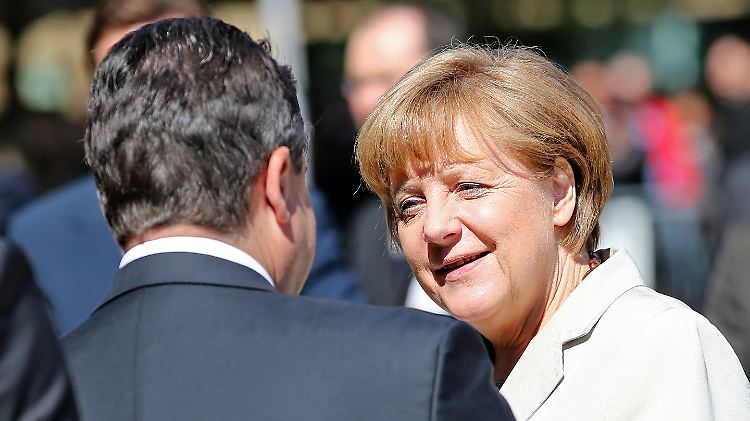 Bei der Feier zum 150. Geburtstag der SPD begrüßt Parteichef Gabriel Kanzlerin Merkel. Nach der Wahl könnten die beiden sich in Sondierungsgesprächen wiedersehen.