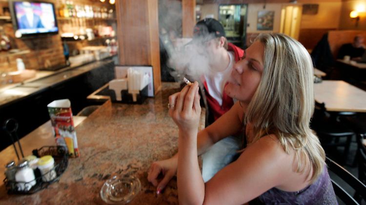 Frauen rafft der Raucherkrebs immer häufiger dahin.