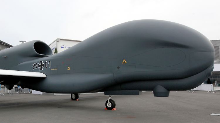 Der "Euro Hawk" wird nicht zum Gerät der Bundeswehr gehören - sehr wohl jedoch eine andere Drohne, wie das Verteidigungsministerium klarstellt.
