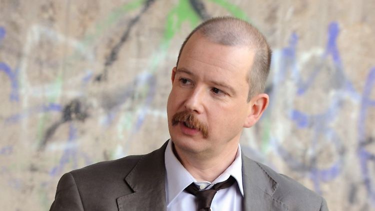Gregor Weber (als Kommissar Stefan Deininger) während Dreharbeiten zu der "Tatort"-Folge "Verschleppt" (Archivbild 07.05.2011).