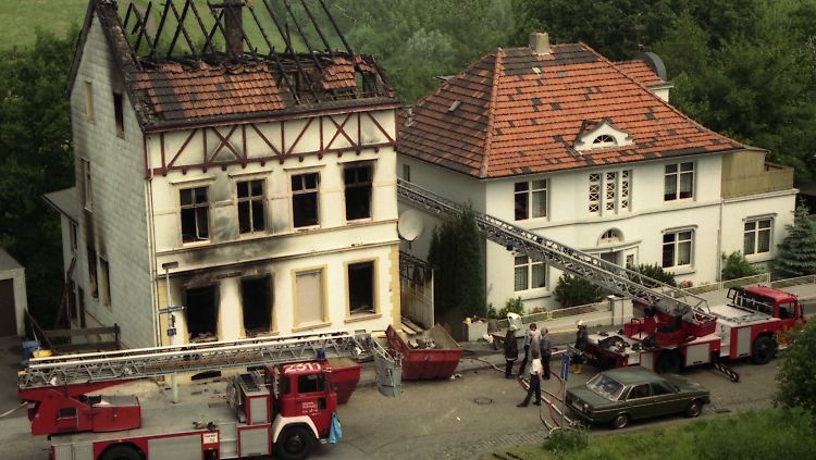 In der Nacht zum 29. Mai 1993 zünden Rechtsextreme das Haus einer türkischstämmigen Familie in Solingen an. Der Dachstuhl brennt fast vollständig aus.