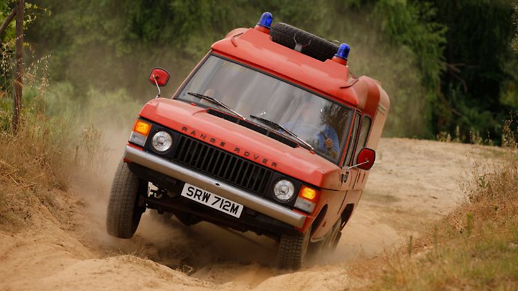 Dreiachsiger Feuerwehr-Range-Rover: In Portugal trafen sich historische Umbauten des Klassikers.