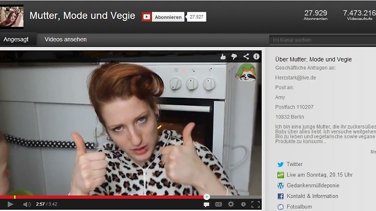 "Amy Herzstark" posiert vor ihrem Ofen und gibt extravagante Backtipps.