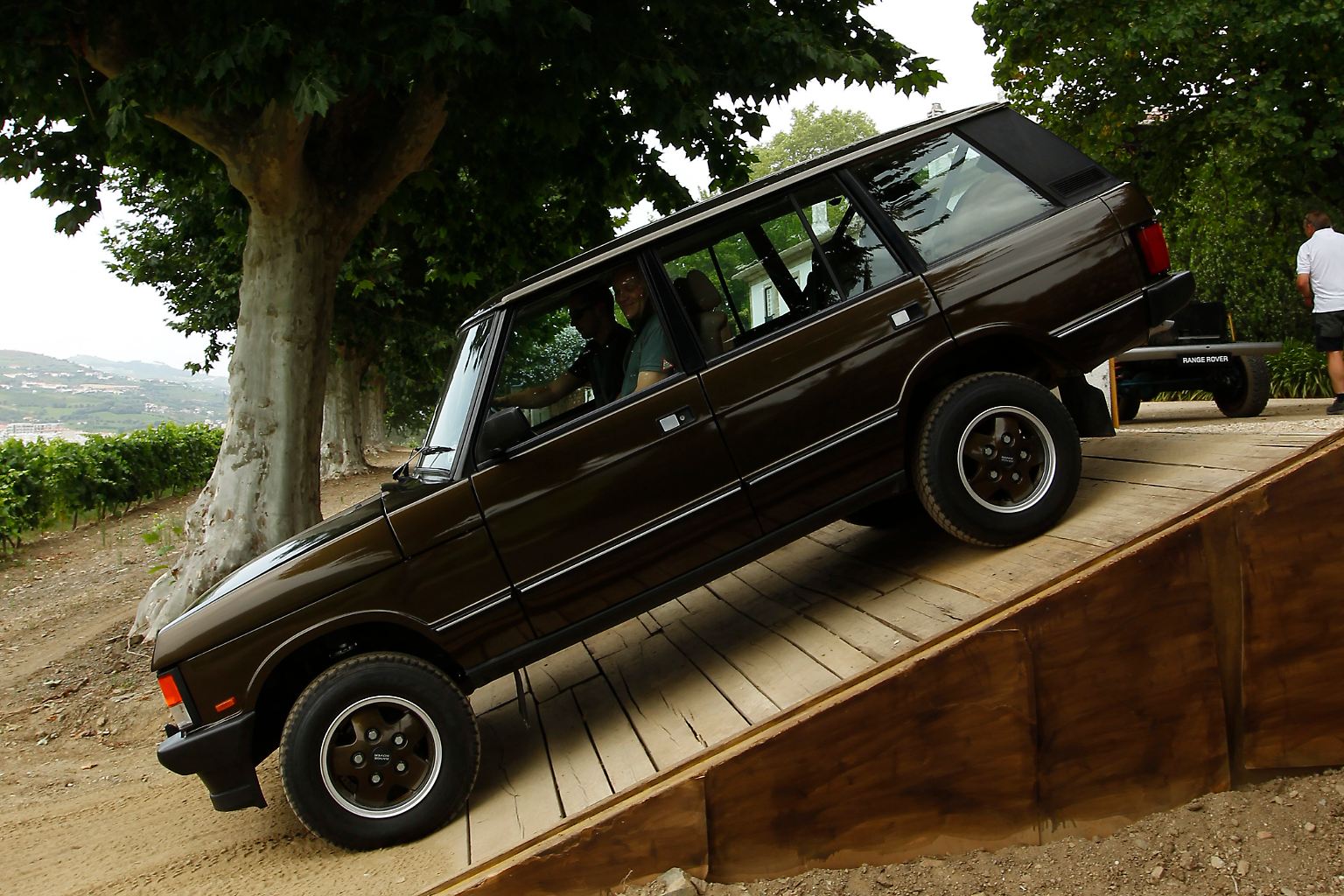Ein echtes Weltauto: Der Range Rover zieht seit 40 Jahren seine Kreise auf allen Erdteilen und in nahezu jedem Gelände. Sein Trumpf ist die Fleixbilität. Tagsüber frisst er sich durchs Gelände und Abends kann er stilvoll vor der Oper vorfahren. Unter die Haube gehörte zu Beginn selbstverständlich ein Achtzylinder.