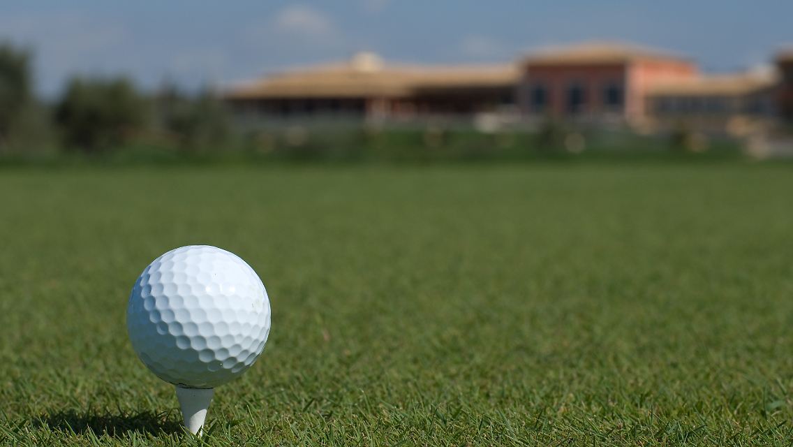 Er sieht gar nicht so klein aus - den Golfball sofort zu treffen, ist für Anfänger aber keine leichte Übung.
