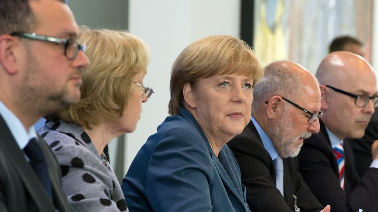 Pressekonferenz nach dem Integrationsgipfel. V. l. Viktor Ostrowski vom Bundesverband russischsprachiger Eltern, Integrationsbeauftragte Maria Böhmer, Kanzlerin Angela Merkel, Recep Keskin vom türkischen Unternehmerverband, Schleswig-Holsteins Ministerpräsident Torsten Albig.