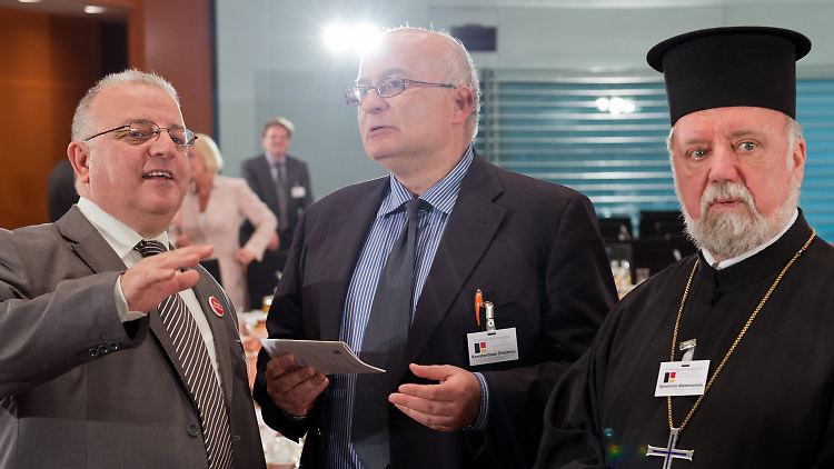 Der Vorsitzende der Türkischen Gemeinde in Deutschland, Kenan Kolat (l), der Vorsitzende des Verbandes Griechischer Gemeinden, Konstantinos Dimitriou (M.), und Erzpriester Apostolos Malamoussis unterhalten sich vorm Beginn des Integrationsgipfels.