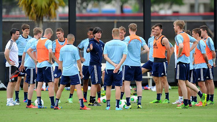 Joachim Löw und seine, nunja, Nationalmannschaft beim Abschlusstraining.