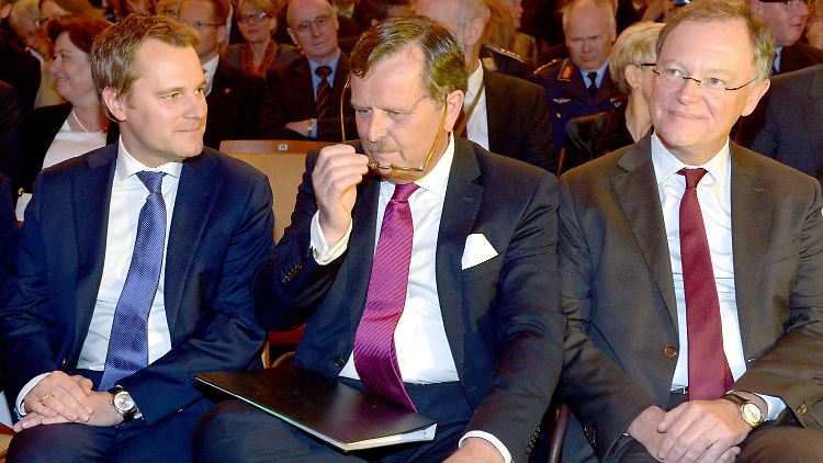 Bahr und Montgomery (l. und M.) stellen sich gegen die Politik ihres Gastgebers, Niedersachsens Ministerpräsident Weil (r.).