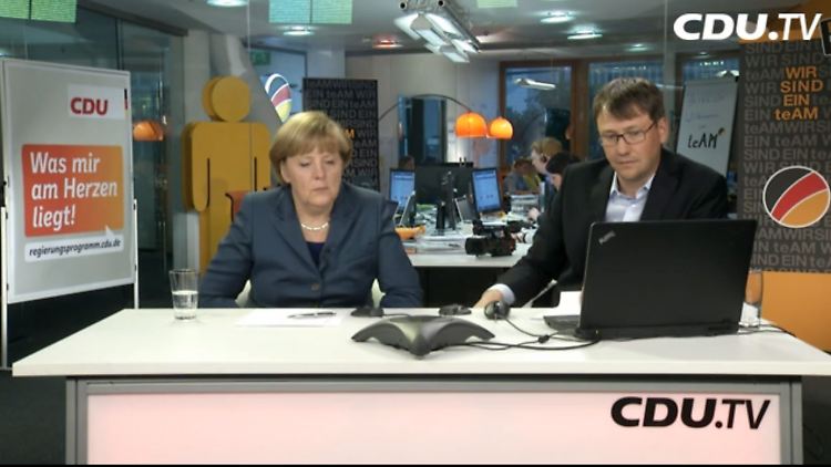 CDU-Chefin Angela Merkel beim telefonischen Dialog mit der Basis.