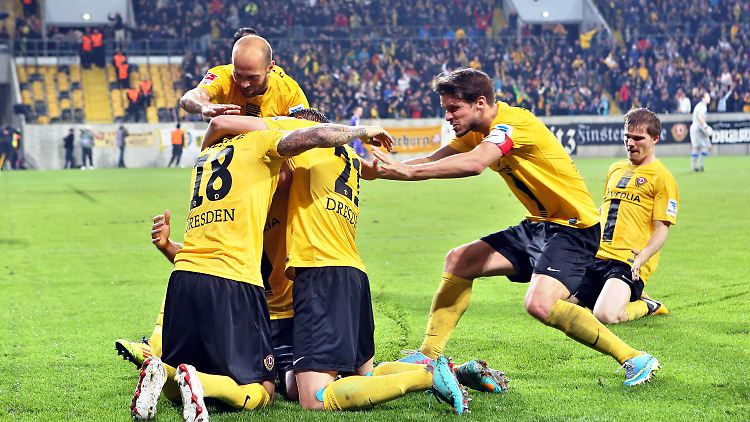 Geschafft! Die Dresdner Spieler jubeln.