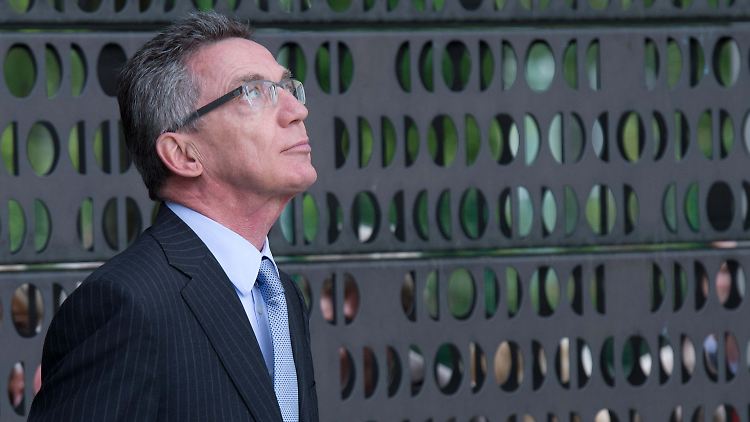 Thomas de Maizière muss sich derzeit unangenehme Fragen gefallen lassen.