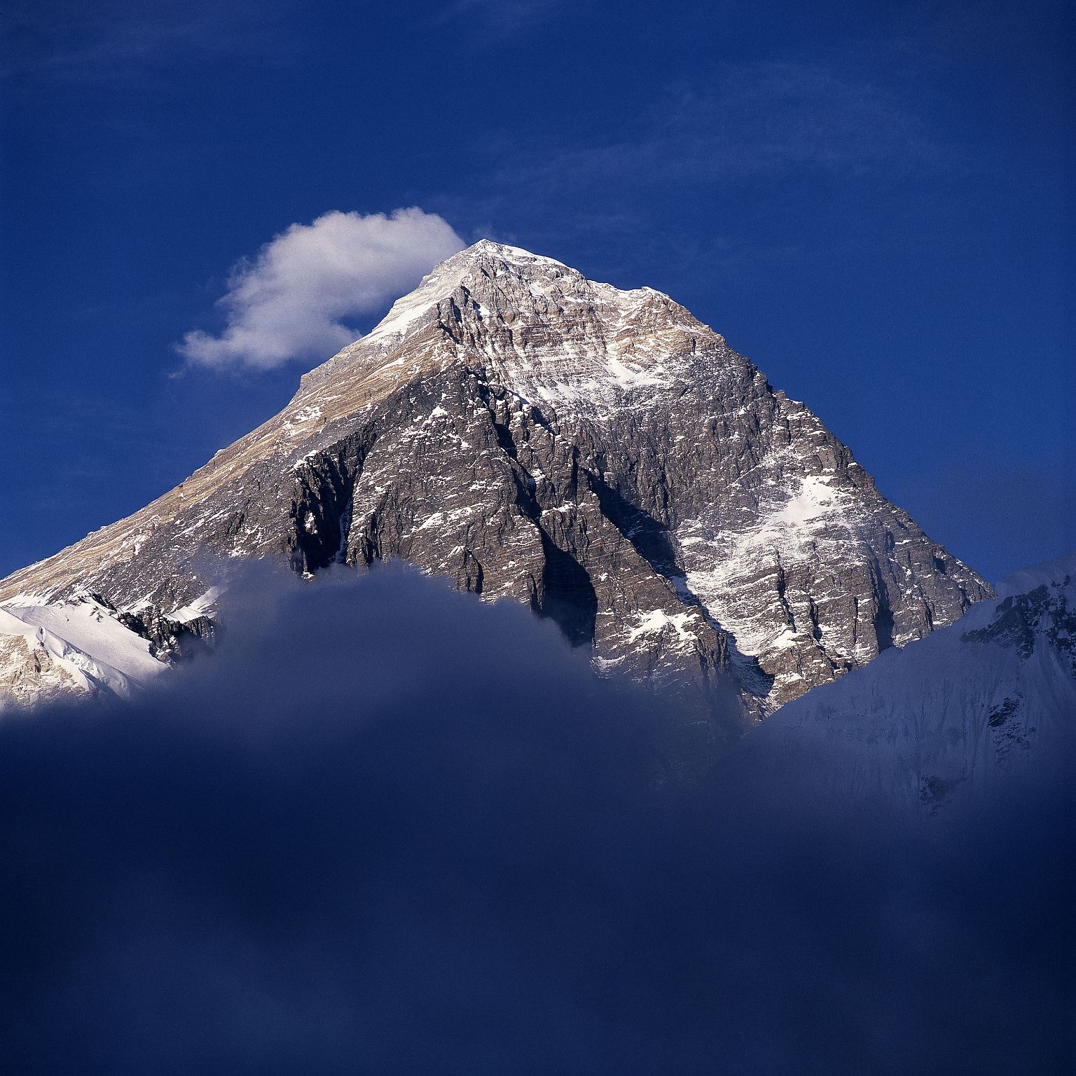 Einsam ragt er auf, der Mount Everest - der mit 8848,86 Metern höchste Berg der Welt. Doch so einsam ist es dort gar nicht mehr.