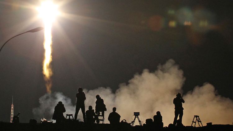 Fotografen beobachten den Start der Sojus-Kapsel in Baikonur, Kasachstan