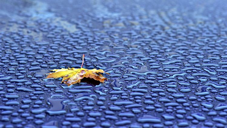 Der Lack ist die Haut des Autos. Bald soll er sich nach leichten Blessuren selber heilen. Ganz ohne Narben. 