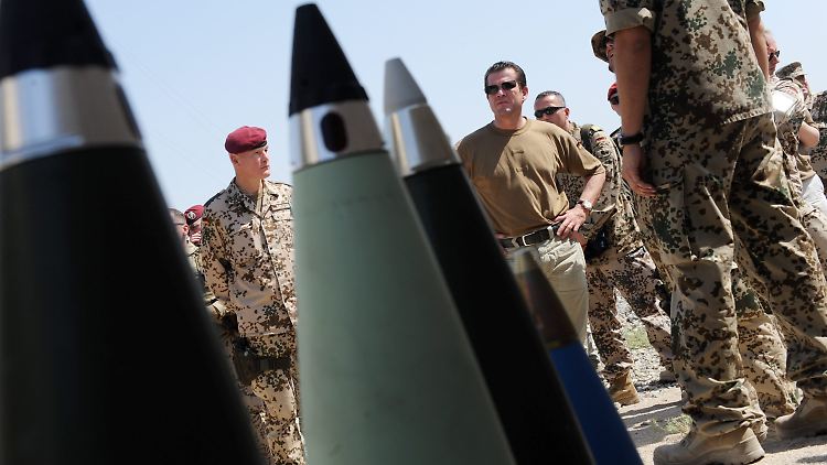 "Wichtige Waffe": Guttenberg vor der "Panzerhaubitze 2000".