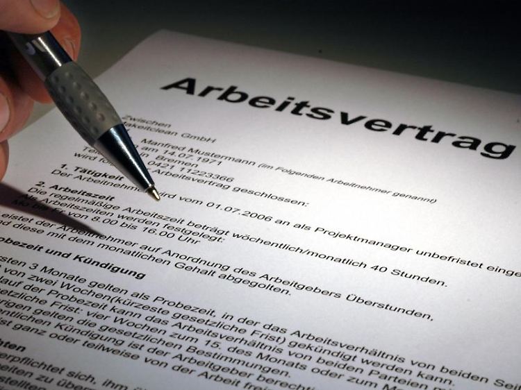 Mit der Unterschrift unter einem Arbeitsvertrag bekundet man sein Einverständnis. Das gilt auch, wenn man der Sprache des Schriftstücks gar nicht mächtig war.