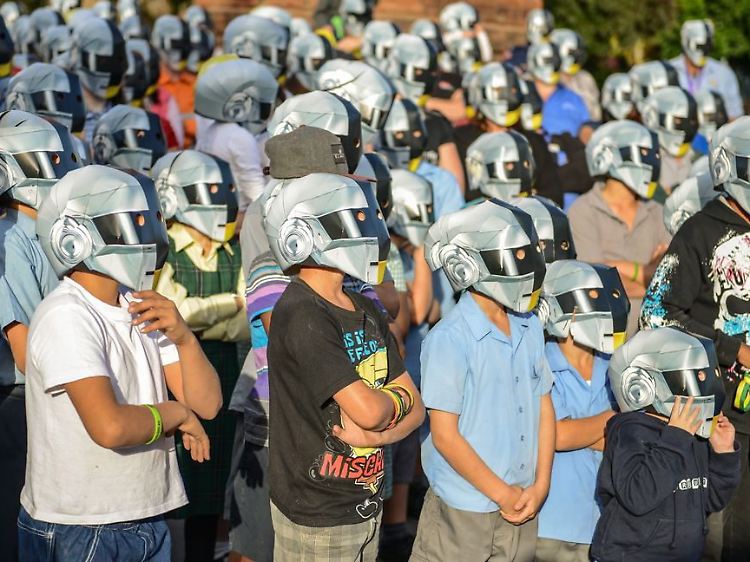 Release-Party à la Daft Punk - Fans der Gruppe im australischen Wee Waa.