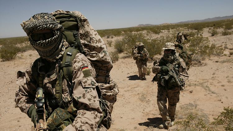 Ein Trupp der Kommando Spezialkräfte (KSK) während der Klimazonenausbildung beim "Marsch in der Wüste".