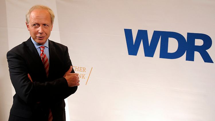 Der neue WDR-Intendant Tom Buhrow posiert für die Fotografen.
