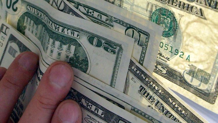 Der Dollar schwächelt, die Nutznießer sind Euro und Yen.
