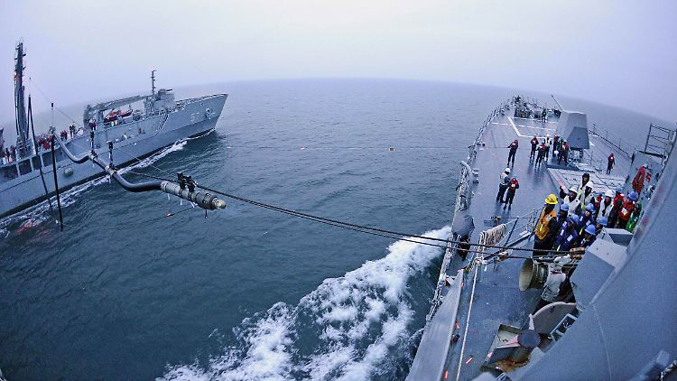 Tankvorgang auf hoher See: An Deck des US-amerikanischen Lenkwaffenzerstörers "USS McCampbell" holen Seeleute den Tankstutzen von einem südkoreanischen Versorgungsschiff über. Die USA sind der weltgrößte Ölverbraucher.