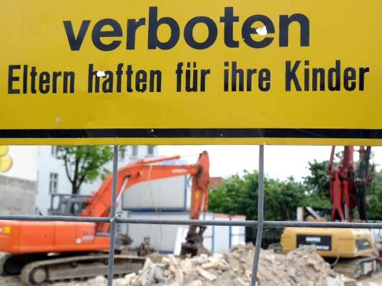 Auch wenn das Schild warnt: Nicht immer haften Eltern für das, was ihre Kinder anstellen. Ist die Baustelle nicht richtig gesichert, kann möglicherweise der Bauunternehmer zur Verantwortung gezogen werden.